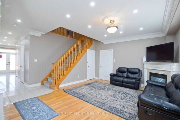 Photo 10 at 3 Okanagan Drive, Wellington, Brampton