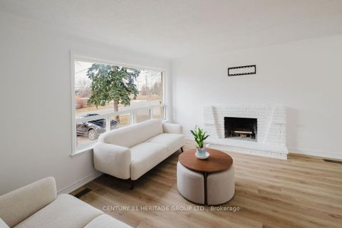 Photo 1 at 142 Kingslynn Drive, King City, King