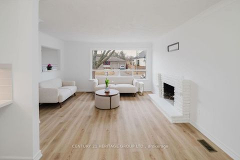 Photo 2 at 142 Kingslynn Drive, King City, King