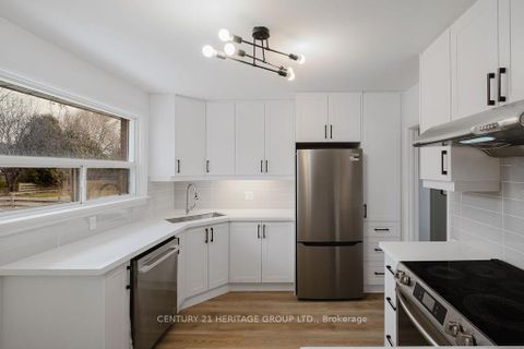 Photo 4 at 142 Kingslynn Drive, King City, King