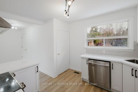 Photo 6 at 142 Kingslynn Drive, King City, King