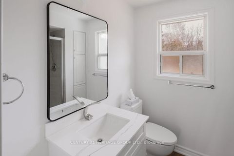 Photo 8 at 142 Kingslynn Drive, King City, King