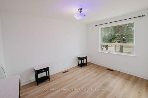 Photo 10 at 142 Kingslynn Drive, King City, King