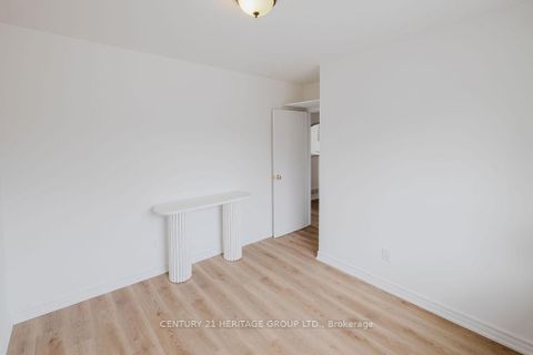 Photo 11 at 142 Kingslynn Drive, King City, King