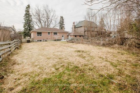 Photo 12 at 142 Kingslynn Drive, King City, King