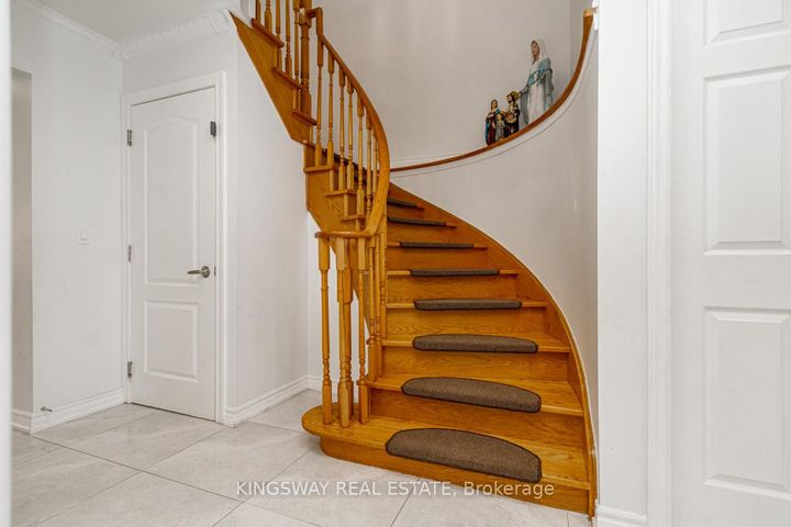 Photo 3 at 891 STONEBRIDGE Avenue, East Credit, Mississauga