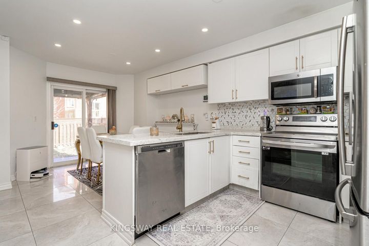 Photo 10 at 891 STONEBRIDGE Avenue, East Credit, Mississauga