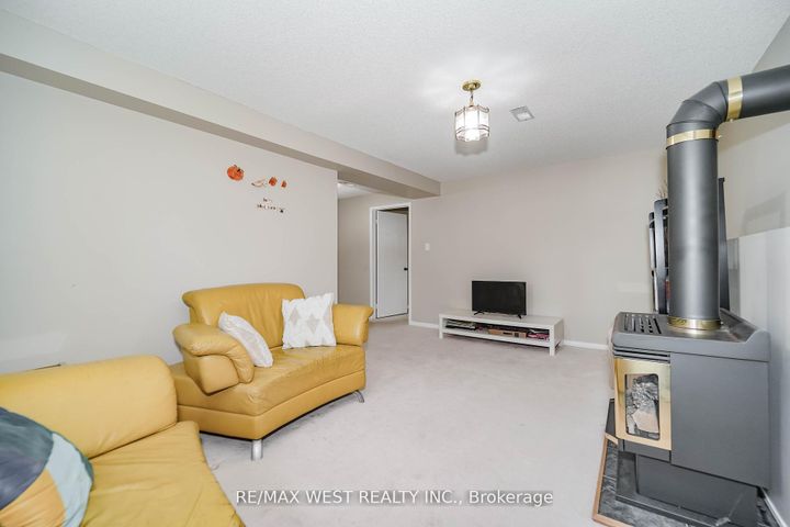 Photo 8 at 1976 Edenwood Drive, Samac, Oshawa