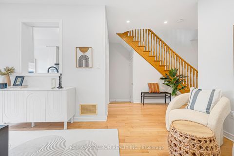 Photo 6 at 41 - 8 Townwood Drive, Jefferson, Richmond Hill