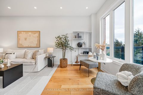 Photo 12 at 41 - 8 Townwood Drive, Jefferson, Richmond Hill