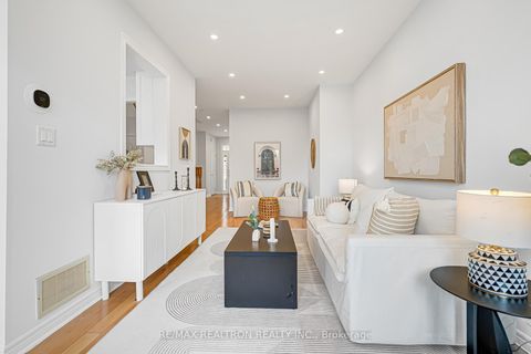 Photo 14 at 41 - 8 Townwood Drive, Jefferson, Richmond Hill