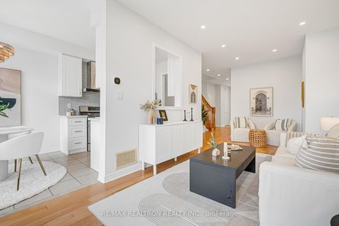 Photo 15 at 41 - 8 Townwood Drive, Jefferson, Richmond Hill