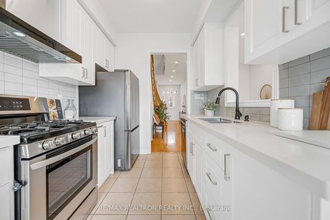 Photo 19 at 41 - 8 Townwood Drive, Jefferson, Richmond Hill