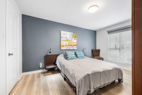 Photo 5 at 25 Proudbank Millway, Windfields, Toronto