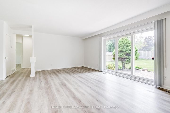 Photo 11 at 45 Hurlingham Crescent, Don Mills, Toronto
