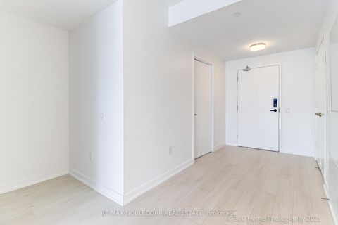 Photo 8 at 2912 - 3900 Confederation Parkway, City Centre, Mississauga