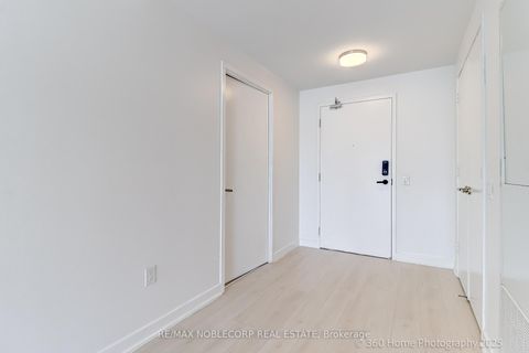 Photo 10 at 2912 - 3900 Confederation Parkway, City Centre, Mississauga