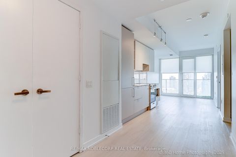 Photo 12 at 2912 - 3900 Confederation Parkway, City Centre, Mississauga