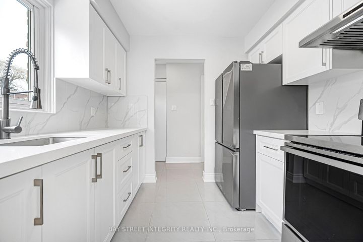 Photo 14 at 41 Elsa Vine Way, Bayview Village, Toronto