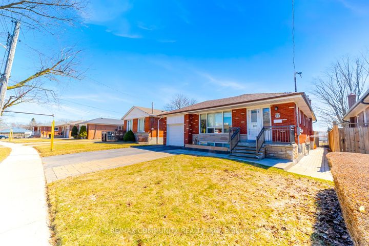 Photo 3 at 17 Madrid Street, Bendale, Toronto