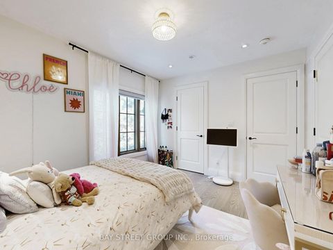 Photo 22 at 31 Evergreen Gardens, Leaside, Toronto