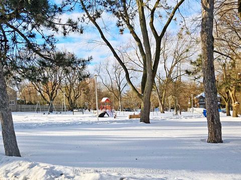 Photo 38 at 31 Evergreen Gardens, Leaside, Toronto