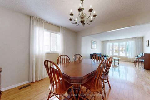 Photo 12 at 9 COATES Crescent, Oak Ridges Lake Wilcox, Richmond Hill