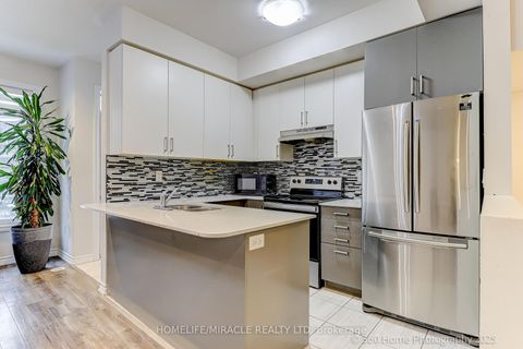 Photo 6 at 33 - 181 Parktree Drive, Maple, Vaughan