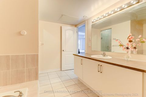 Photo 17 at 33 - 181 Parktree Drive, Maple, Vaughan