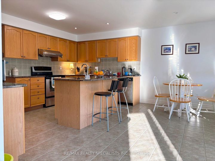 Photo 2 at 796 Alliance Court, East Credit, Mississauga