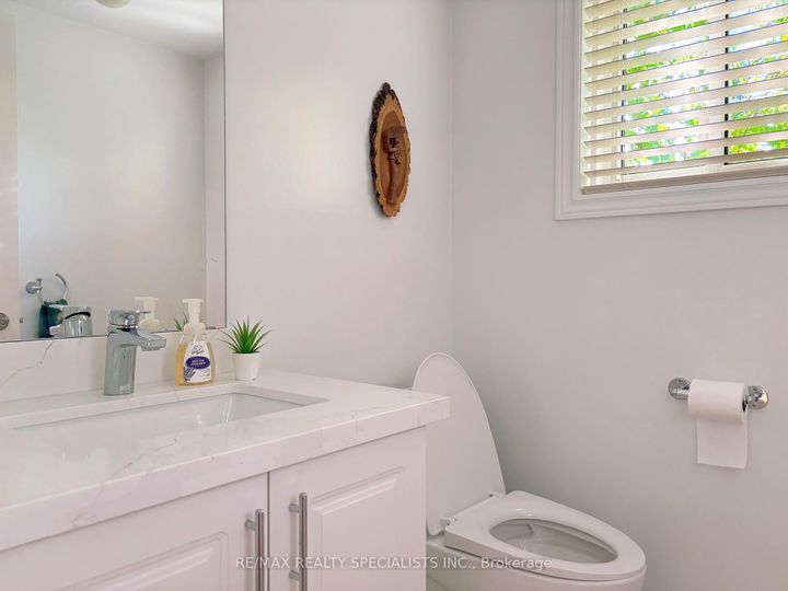 Photo 7 at 796 Alliance Court, East Credit, Mississauga