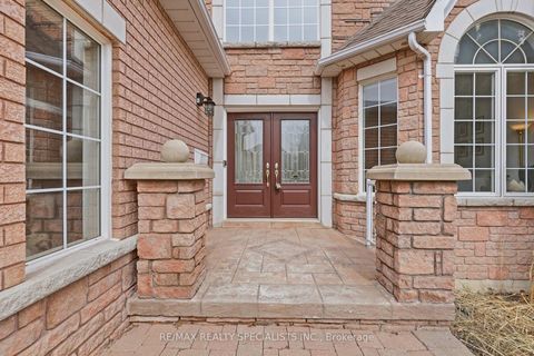 Photo 3 at 570 Blackwood Boulevard, Taunton, Oshawa