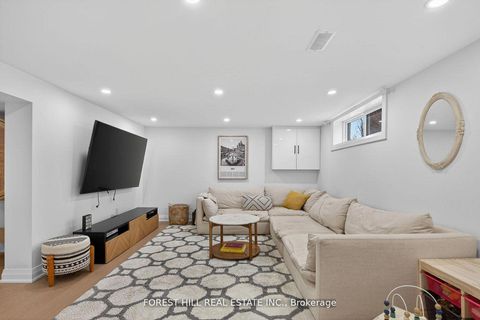 Photo 26 at 4 Holman Crescent, Aurora Highlands, Aurora