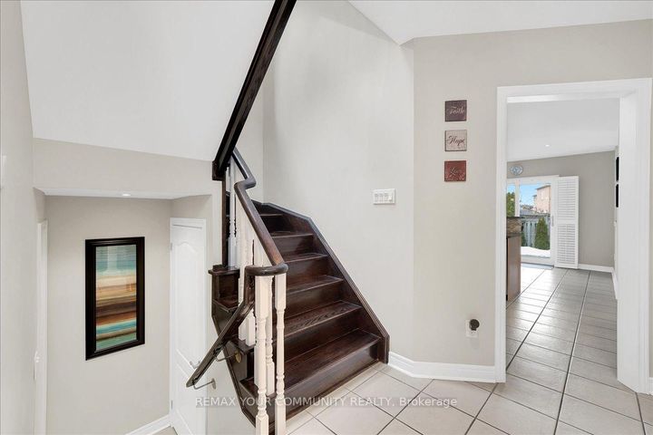 Photo 7 at 130 Princeton Gate, Maple, Vaughan