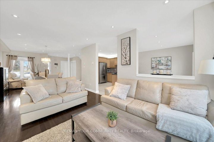Photo 18 at 130 Princeton Gate, Maple, Vaughan