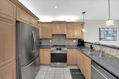 Photo 13 at 130 Princeton Gate, Maple, Vaughan