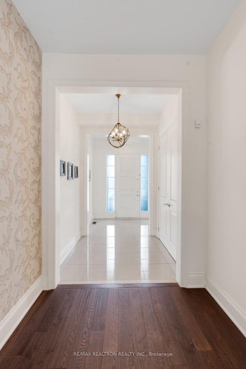 Photo 4 at 7 Aspy Court, Patterson, Vaughan