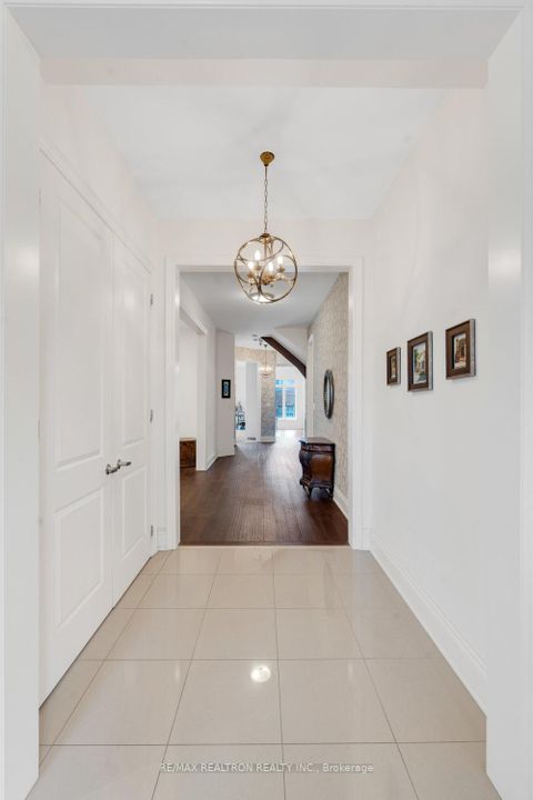 Photo 5 at 7 Aspy Court, Patterson, Vaughan