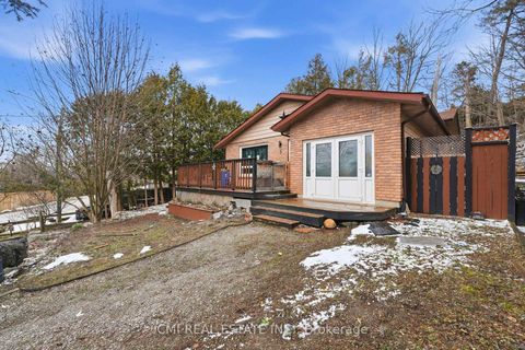 Photo 2 at 5 Pineway Avenue, Keswick South, Georgina