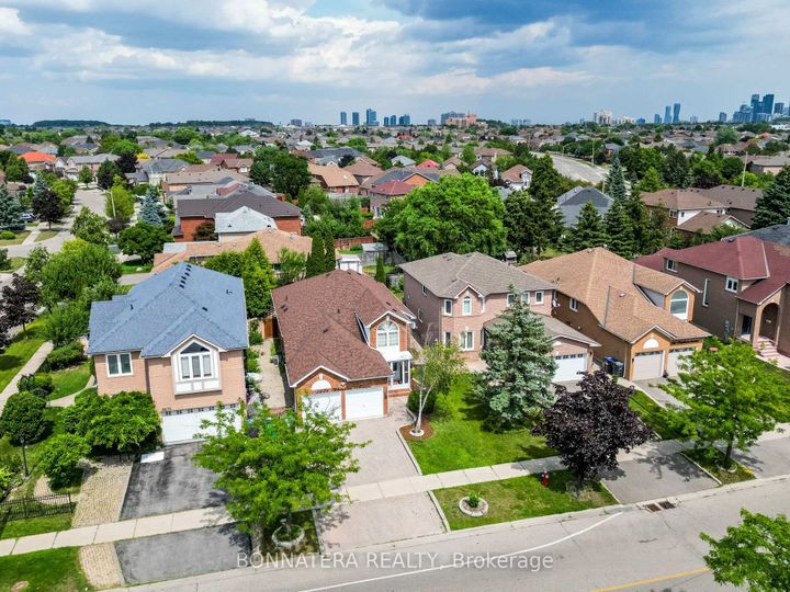 Photo 2 at 5471 Whitehorn Avenue, East Credit, Mississauga