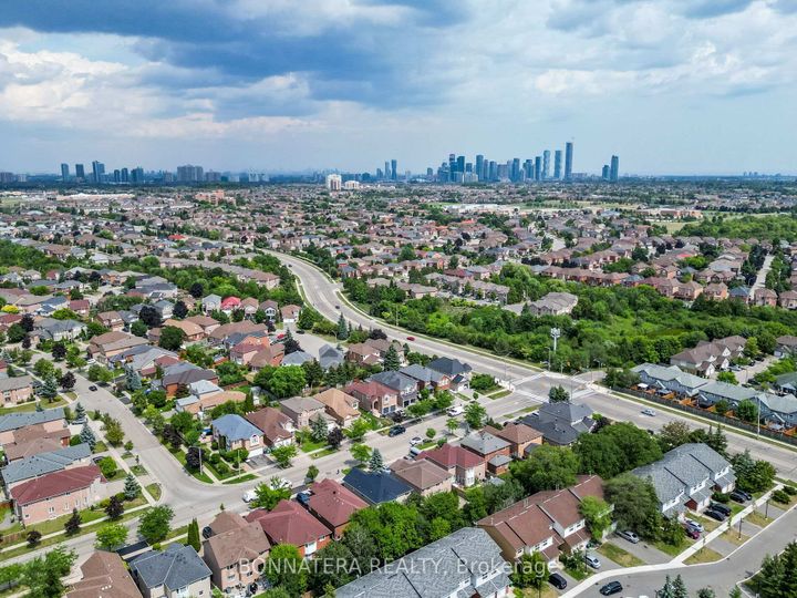 Photo 5 at 5471 Whitehorn Avenue, East Credit, Mississauga