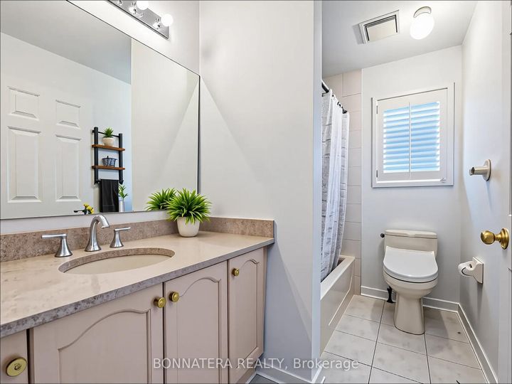 Photo 13 at 5471 Whitehorn Avenue, East Credit, Mississauga