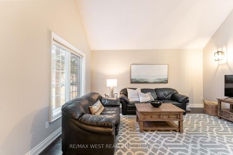 Photo 3 at 18 Harrowsmith Place, Oak Ridges, Richmond Hill