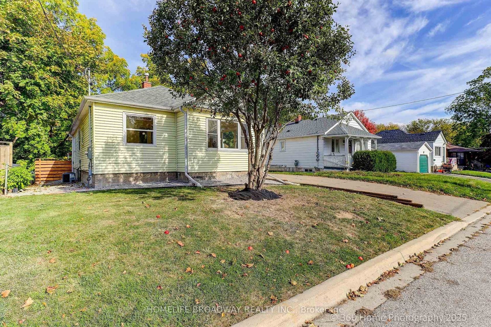 305 Andrew Street, Central Newmarket, Newmarket photo number 2