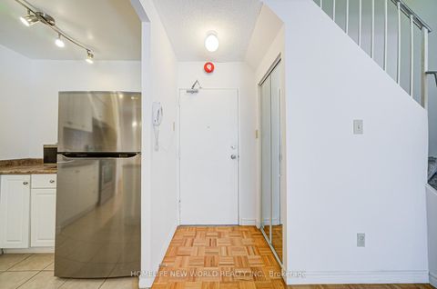 Photo 14 at 325 - 1455 Williamsport Drive, Applewood, Mississauga