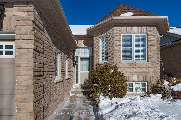 Photo 1 at 802 Coldstream Drive, Samac, Oshawa