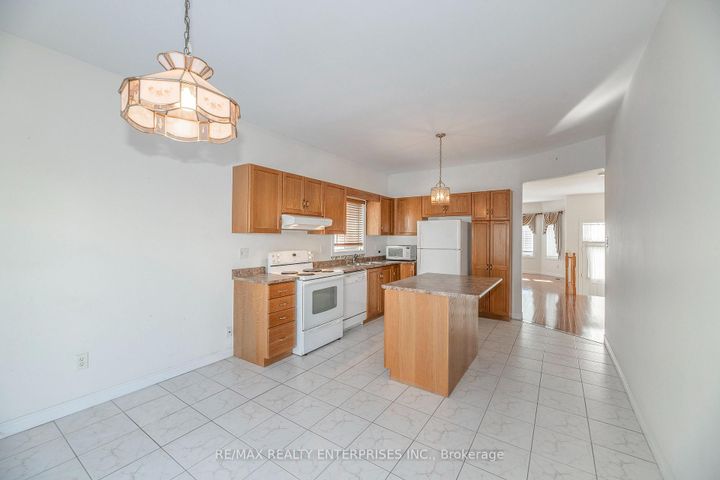 Photo 6 at 802 Coldstream Drive, Samac, Oshawa