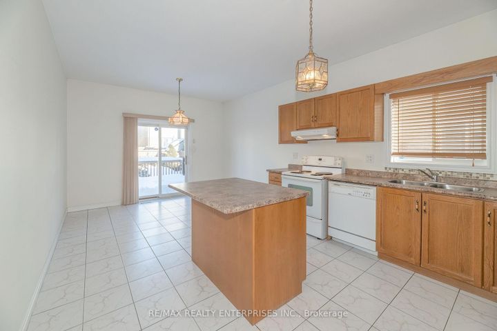 Photo 7 at 802 Coldstream Drive, Samac, Oshawa