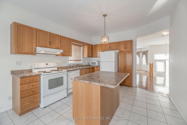 Photo 10 at 802 Coldstream Drive, Samac, Oshawa