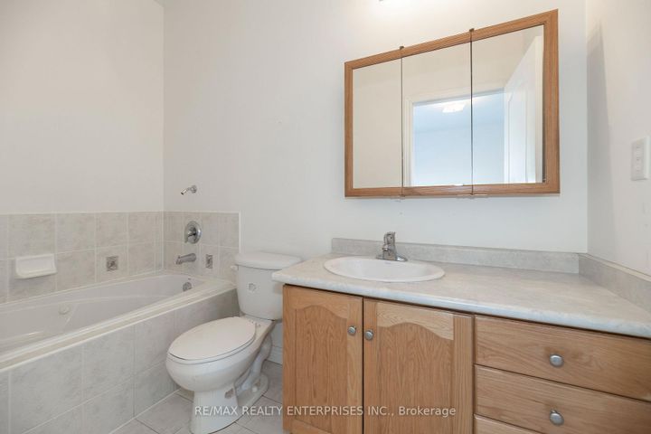 Photo 13 at 802 Coldstream Drive, Samac, Oshawa